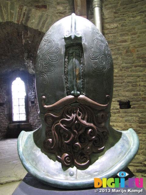 SX33170 Caerphilly Castle sculpture